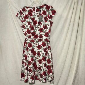 Dressystar Women’s Dress. White base with Red Roses. Summer floral. 3XL NWT